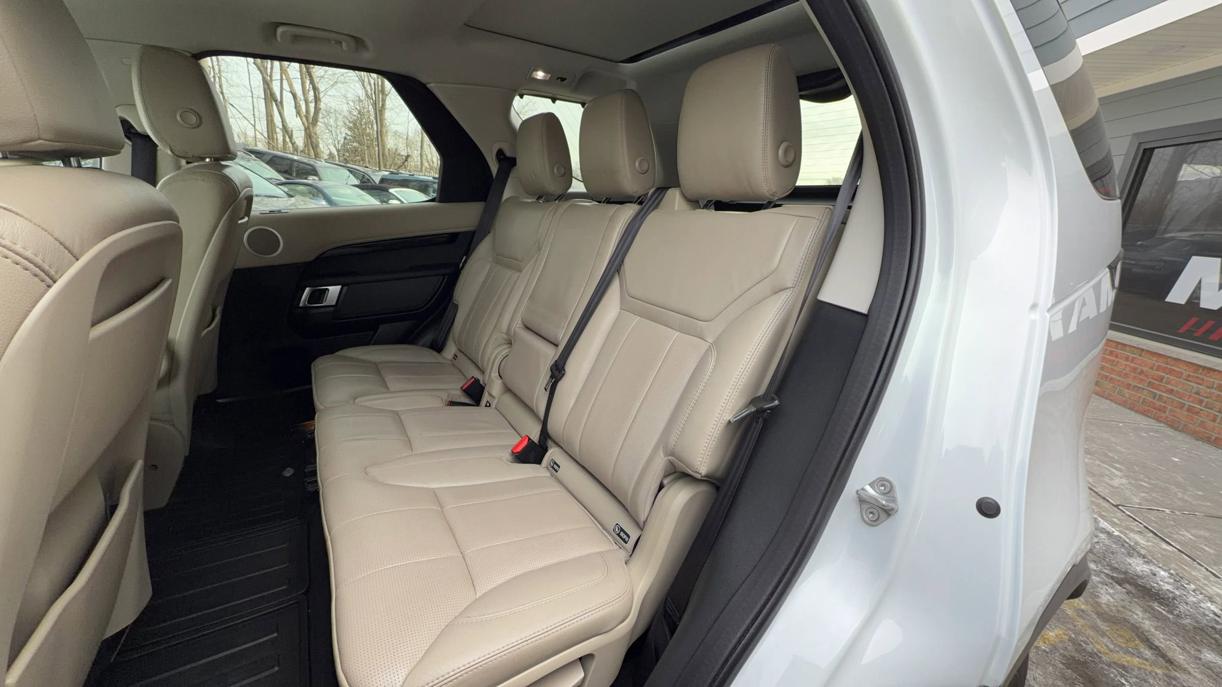 Used 2017 Land Rover Discovery SE image 21