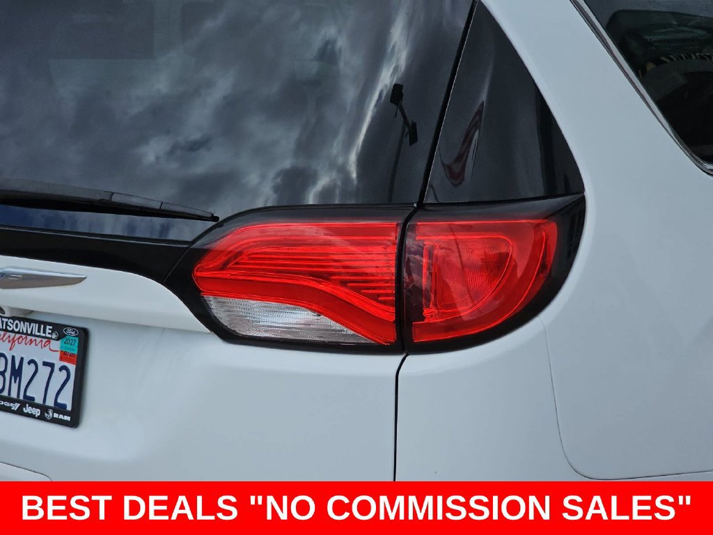 Used 2018 Chrysler Pacifica Touring-L FWD image 40