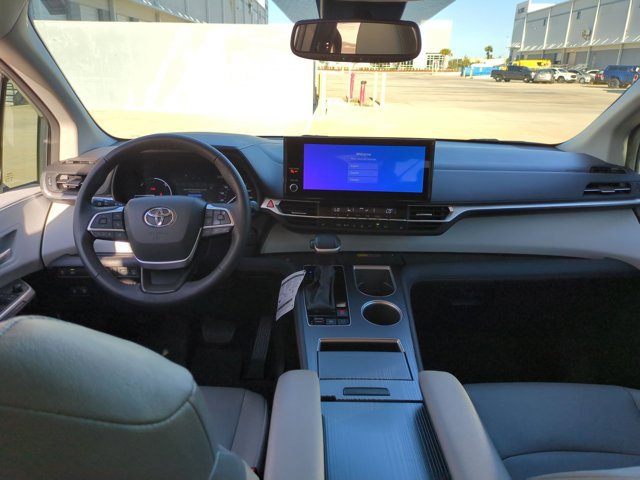 Used 2025 Toyota Sienna XLE image 17