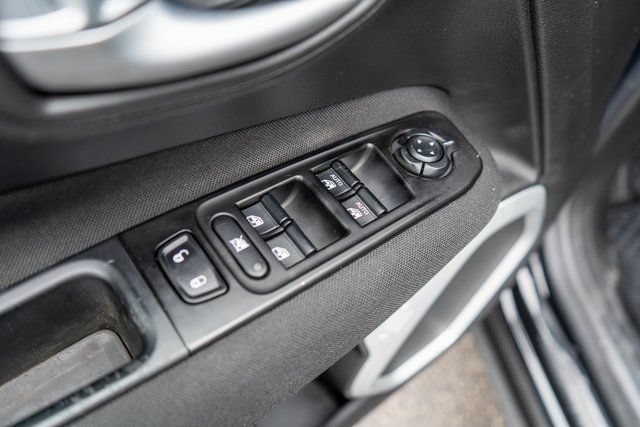 Used 2020 Jeep Renegade Latitude w/ Cold Weather Group AWD/4WD image 19