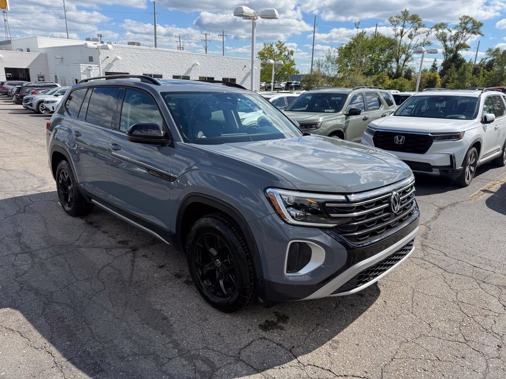 Used 2024 Volkswagen Atlas Peak Edition SE AWD/4WD image 4