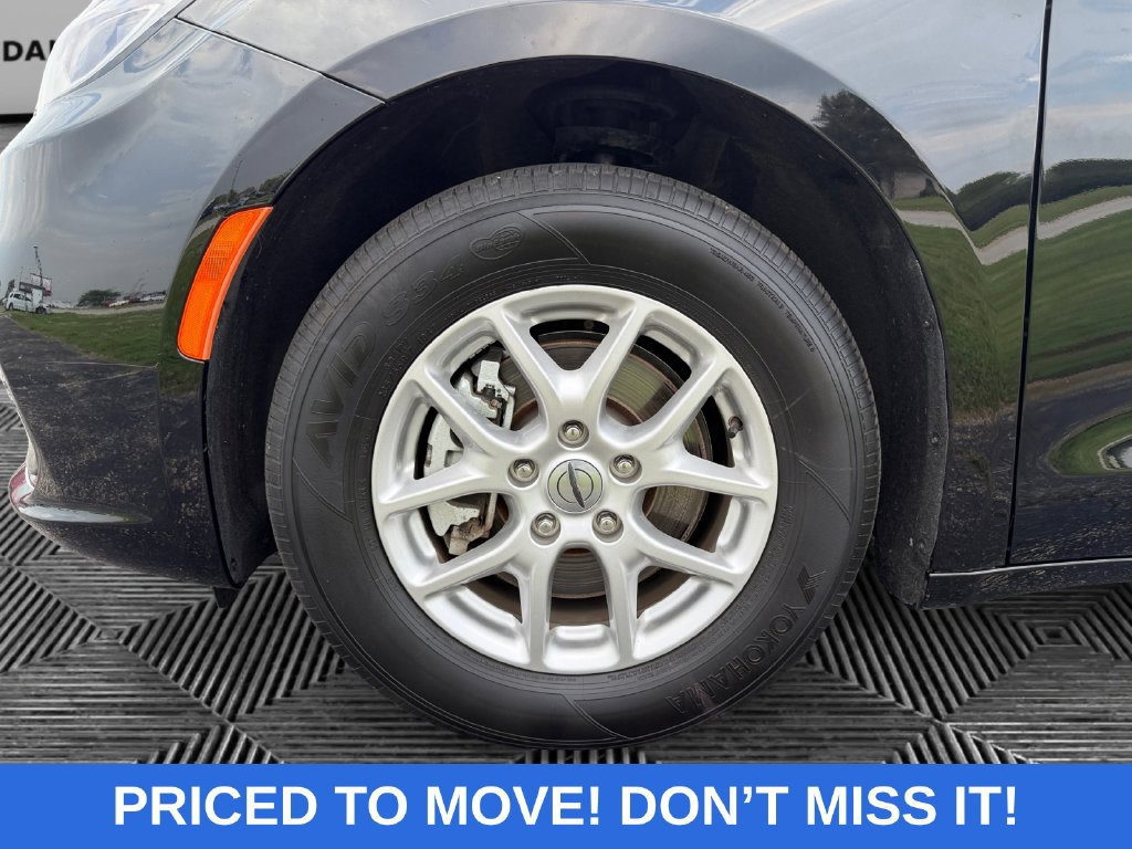 Used 2025 Chrysler Pacifica Select FWD image 15