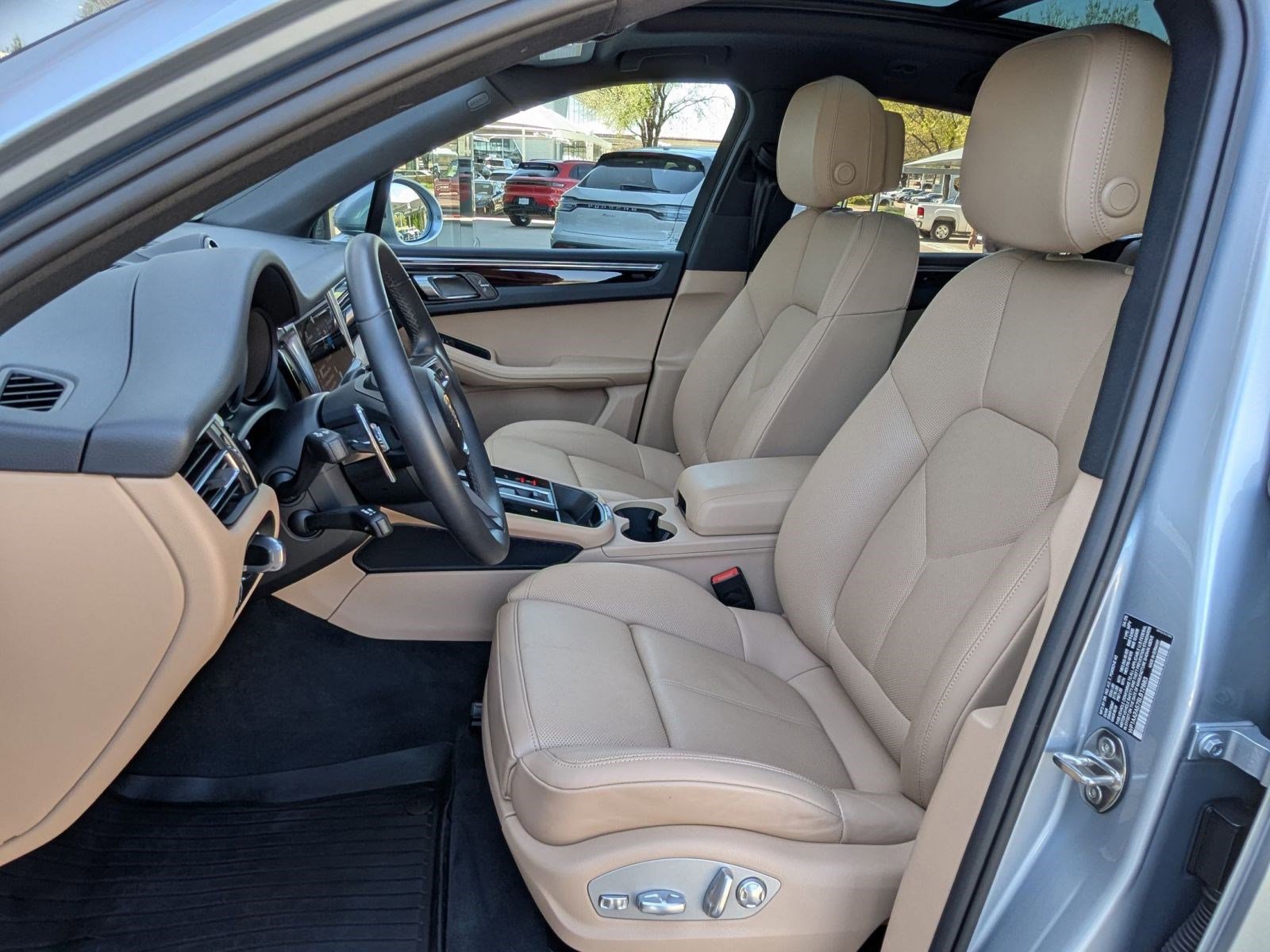 Certified 2025 Porsche Macan video 5