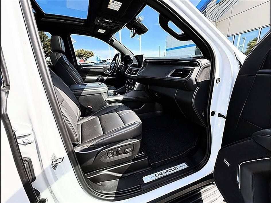 Used 2024 Chevrolet Suburban RST w/ Luxury Package AWD/4WD image 2