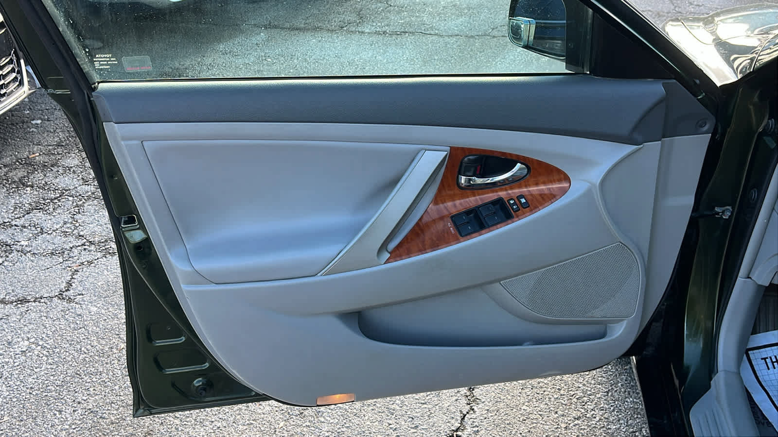 Used 2010 Toyota Camry XLE image 9