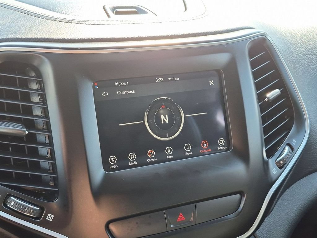 Used 2019 Jeep Cherokee Latitude Plus FWD image 18