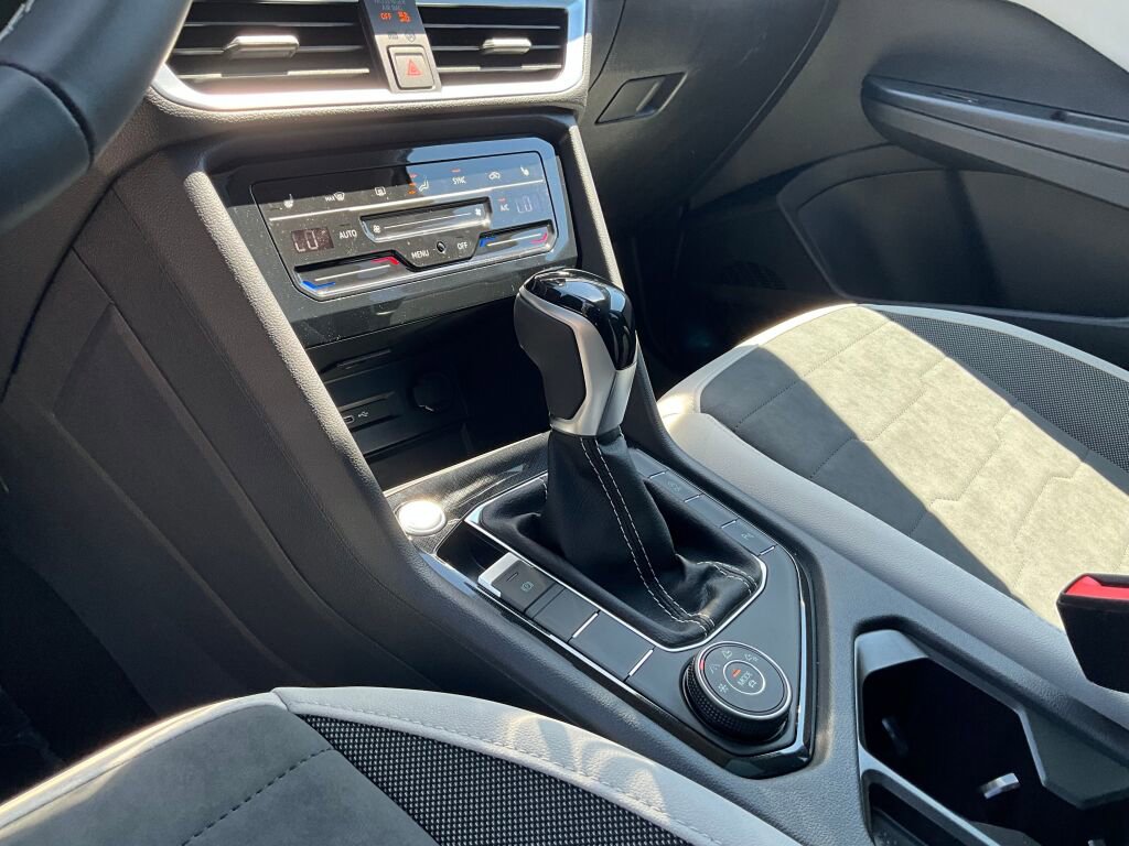 New 2025 Volkswagen Taos SE image 18