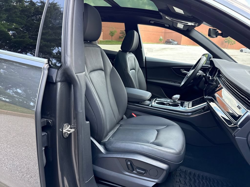 Used 2025 Audi Q8 Premium w/ Convenience Package AWD/4WD image 29