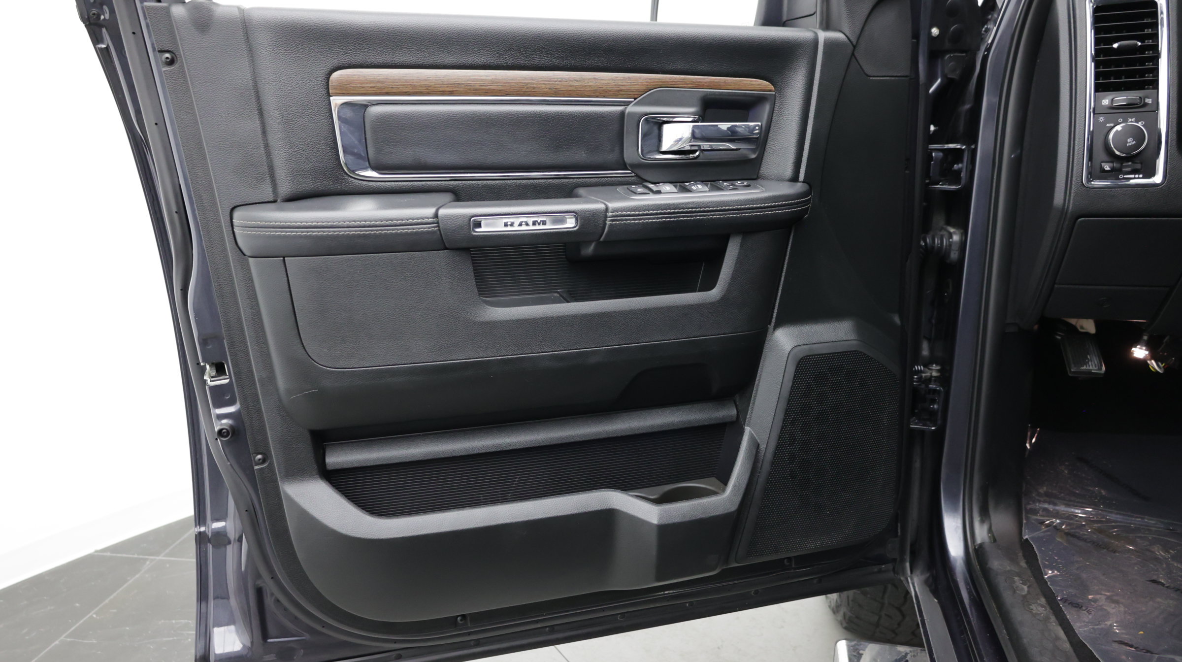 Used 2017 RAM 1500 Laramie w/ Convenience Group AWD/4WD image 15