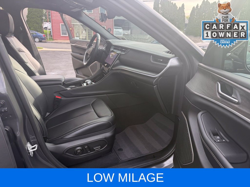 Used 2025 Jeep Grand Cherokee Limited w/ Luxury Tech Group II AWD/4WD image 13
