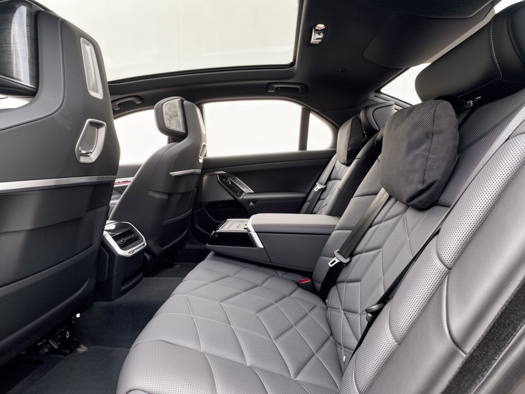 Certified 2023 BMW i7 xDrive60 AWD/4WD image 24