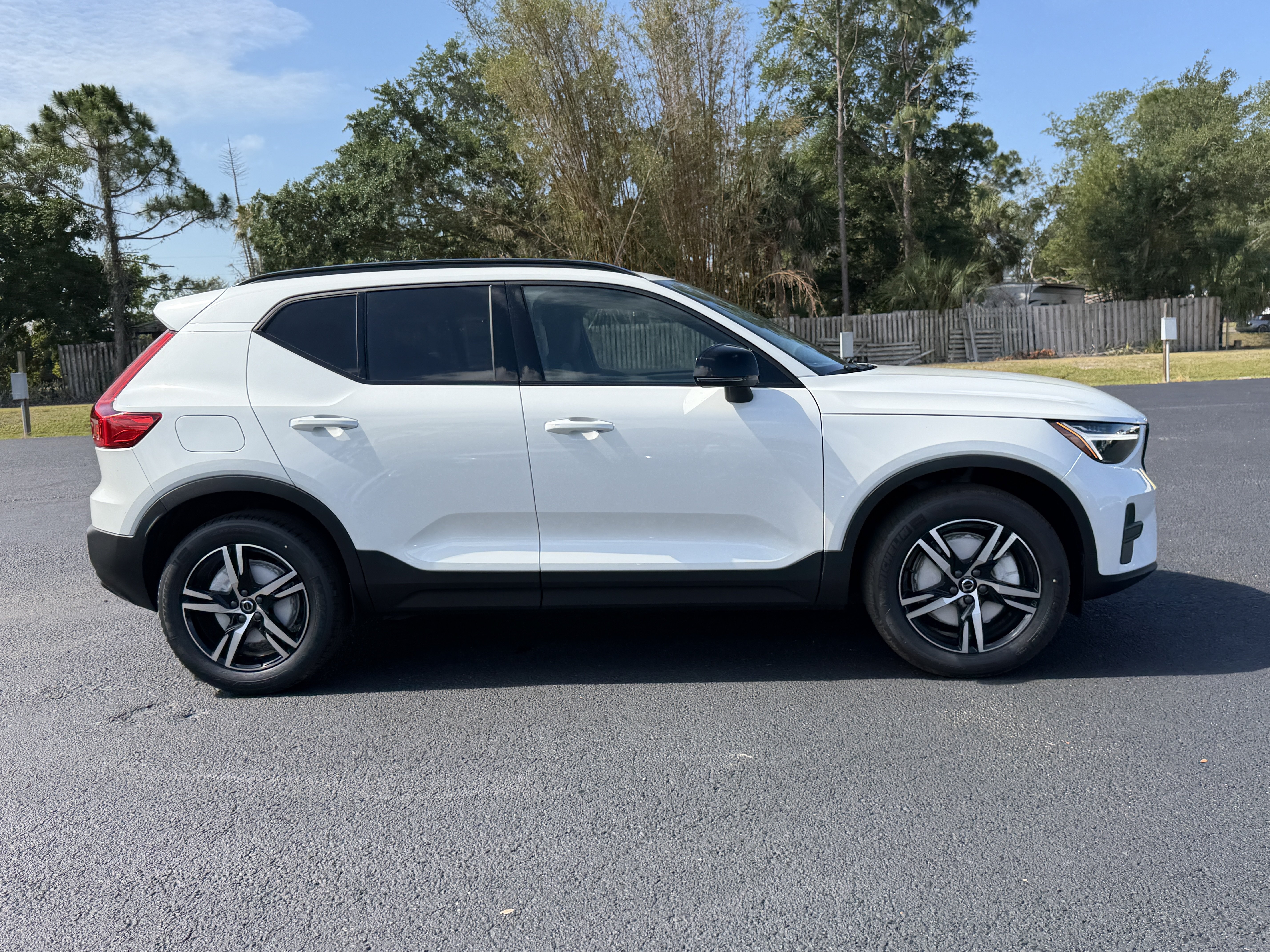 New 2026 Volvo XC40 B4 Core w/ Climate Package FWD image 2