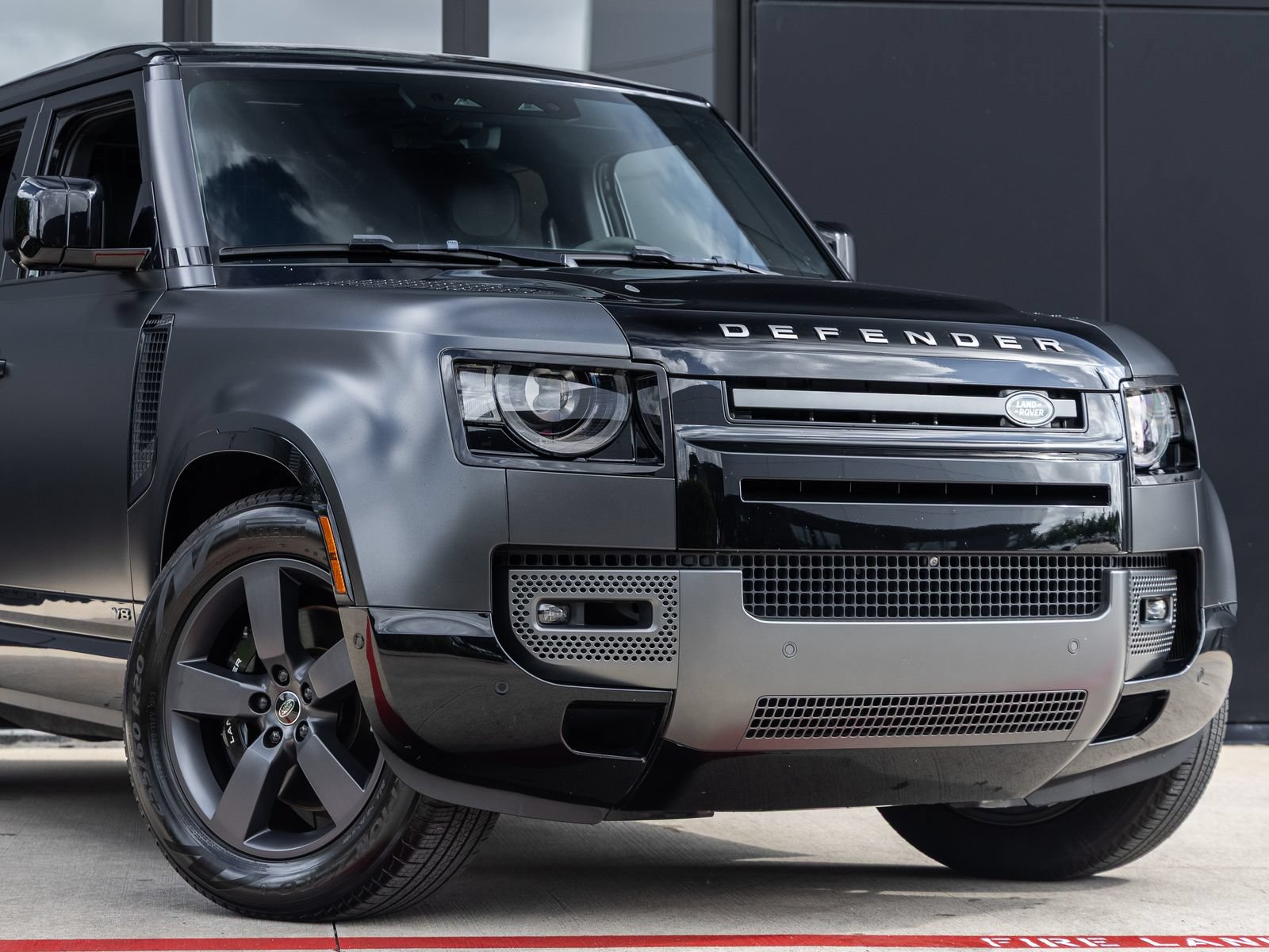 Used 2023 Land Rover Defender 110 V8 AWD/4WD image 5