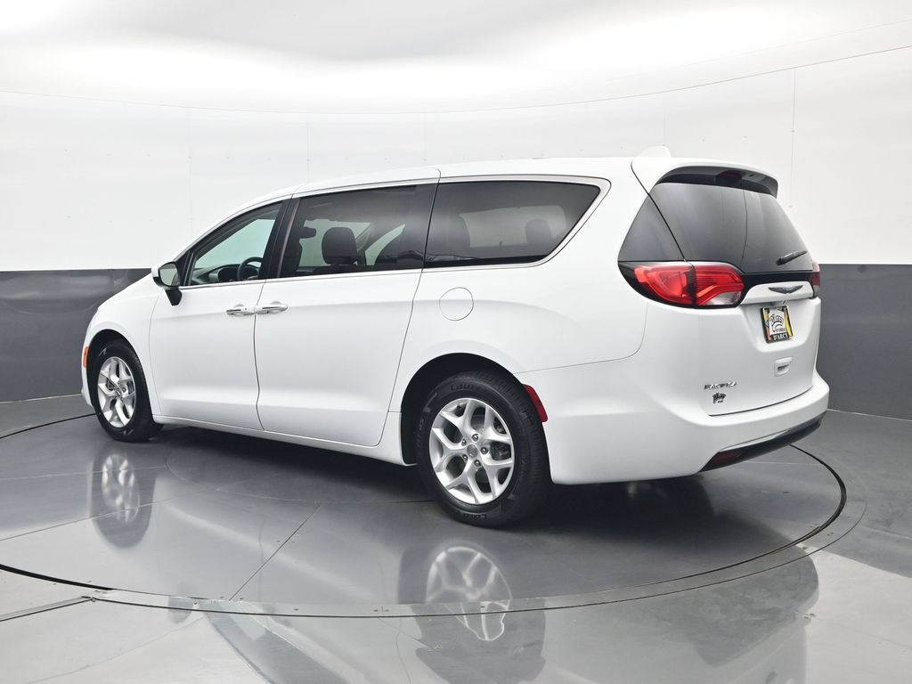 Used 2017 Chrysler Pacifica Touring Plus w/ Tire & Wheel Group FWD image 8