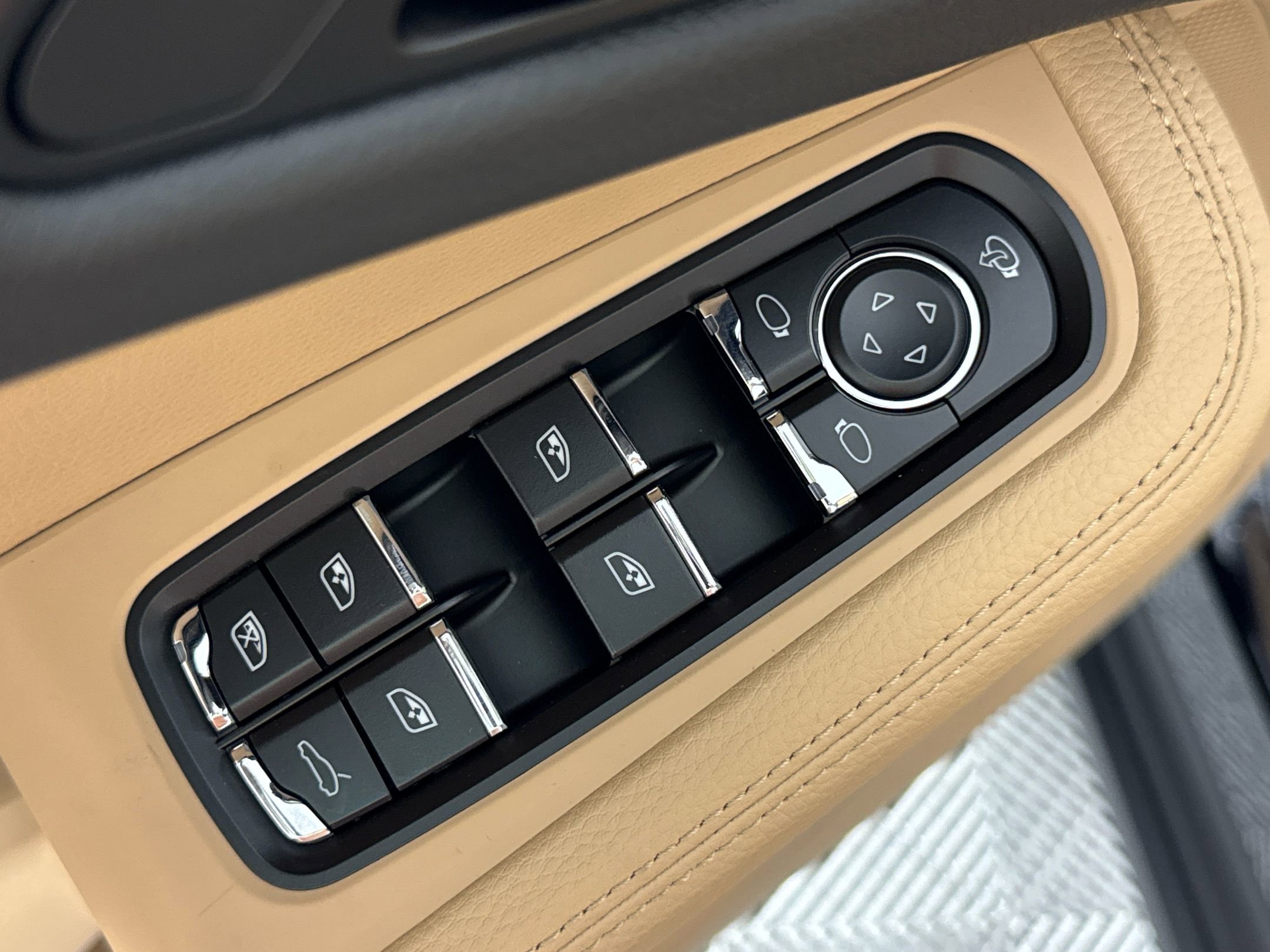 Certified 2026 Porsche Macan image 13