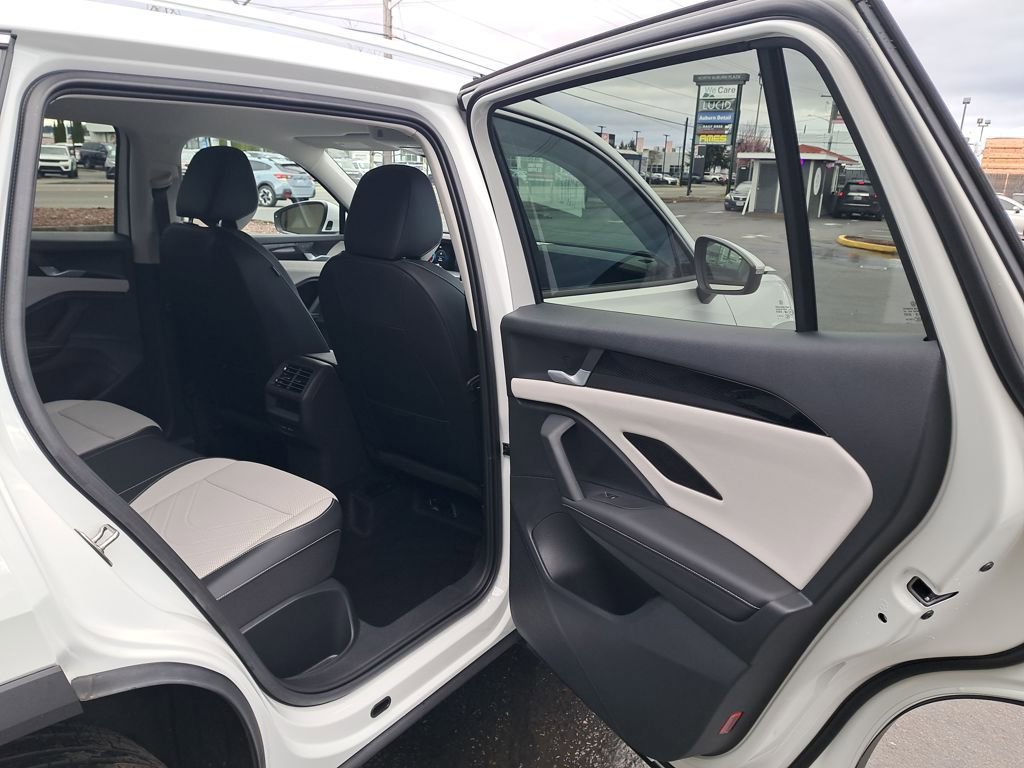 Used 2025 Volkswagen Tiguan SE image 15