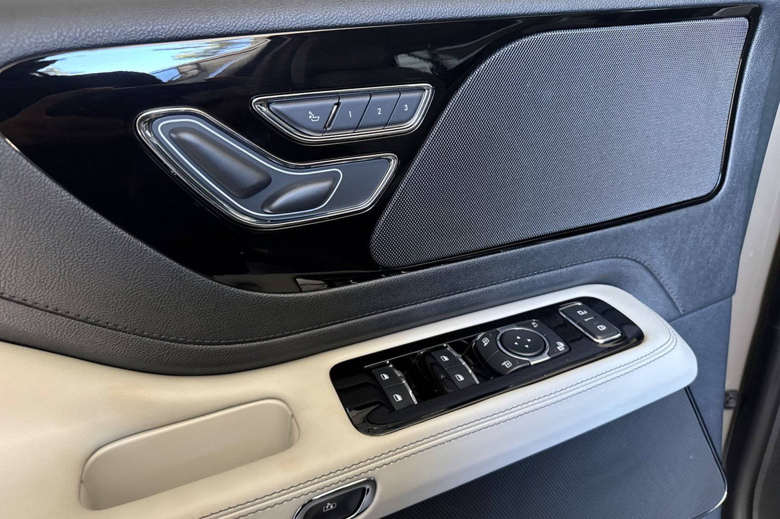 New 2026 Lincoln Aviator AWD image 8