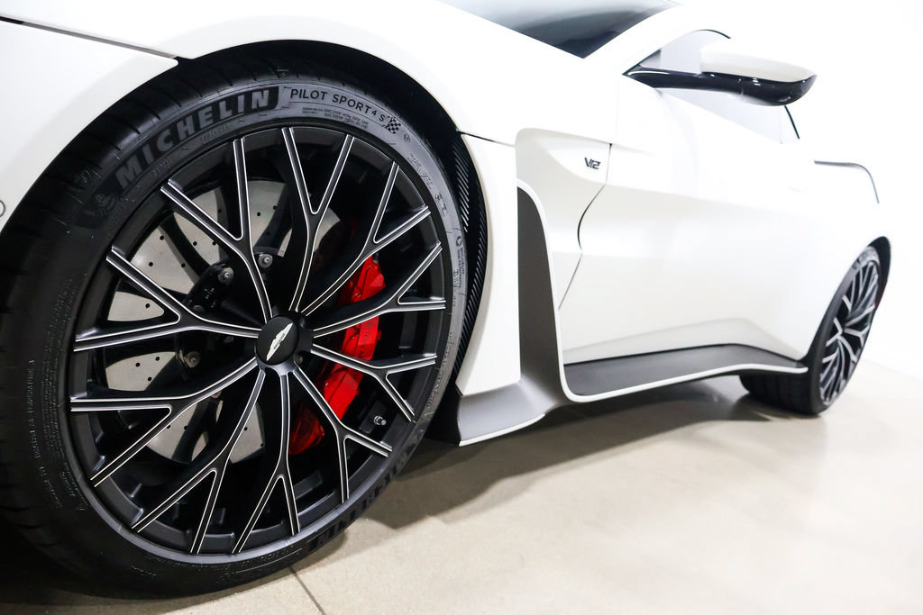 Used 2023 Aston Martin V12 Vantage RWD image 22