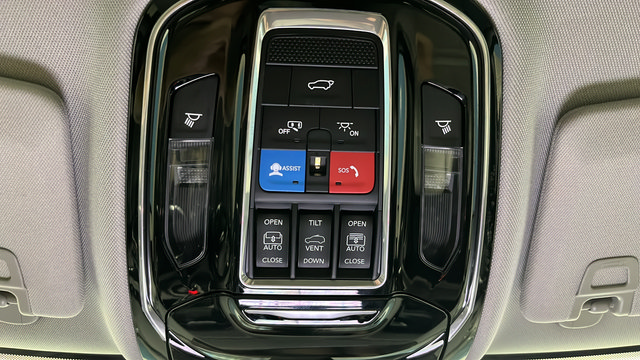 Used 2023 Jeep Grand Cherokee Overland w/ Luxury Tech Group IV AWD/4WD image 35