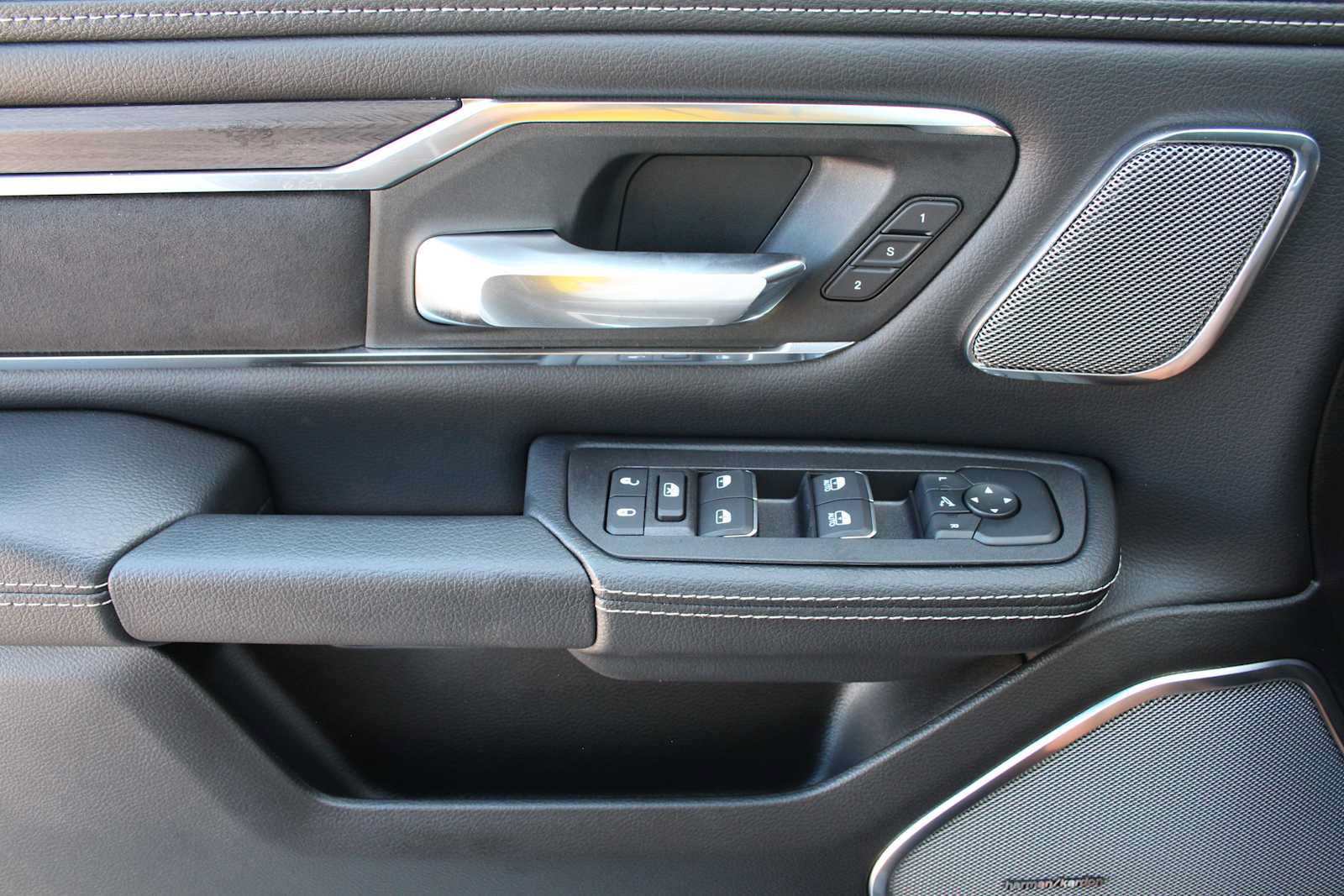 Used 2025 RAM 1500 Laramie w/ Night Edition AWD/4WD image 33