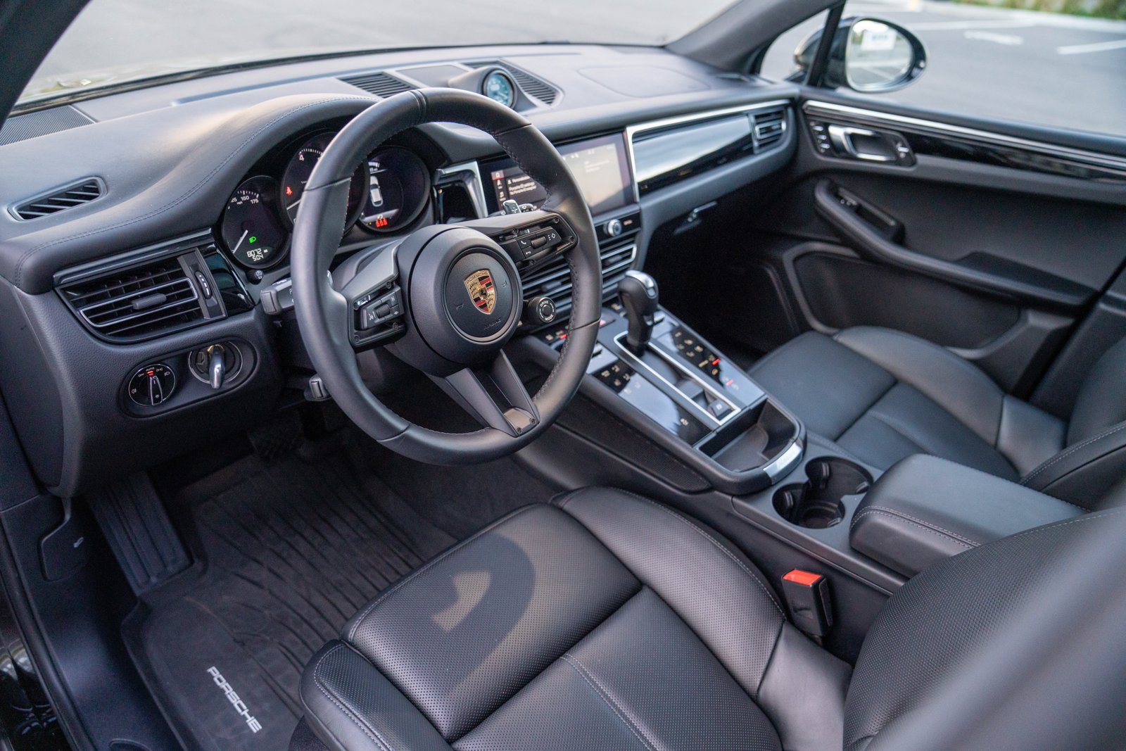 Certified 2026 Porsche Macan Turbo AWD/4WD image 4