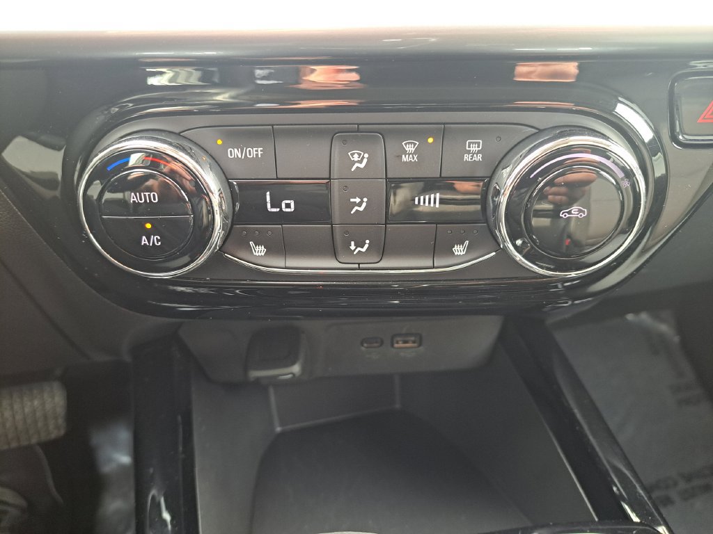 Used 2025 Chevrolet Trax LT w/ LT Convenience Package FWD image 14