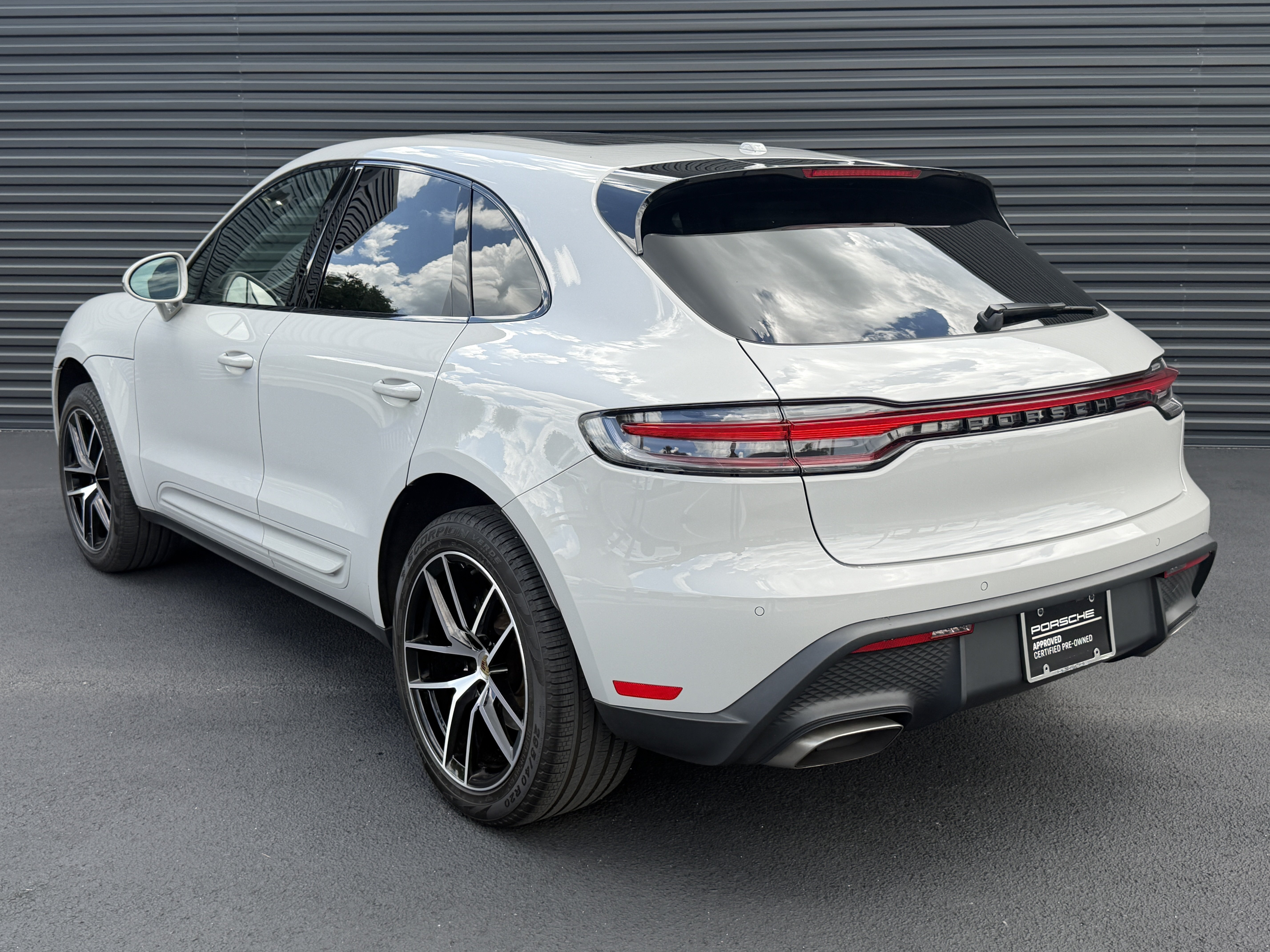 Certified 2024 Porsche Macan AWD/4WD image 3