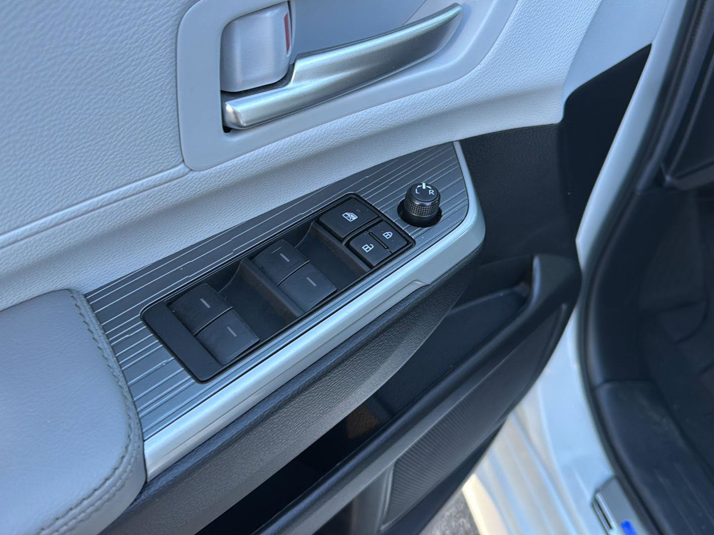 Used 2025 Toyota Sienna XLE w/ XLE Plus Package FWD image 26