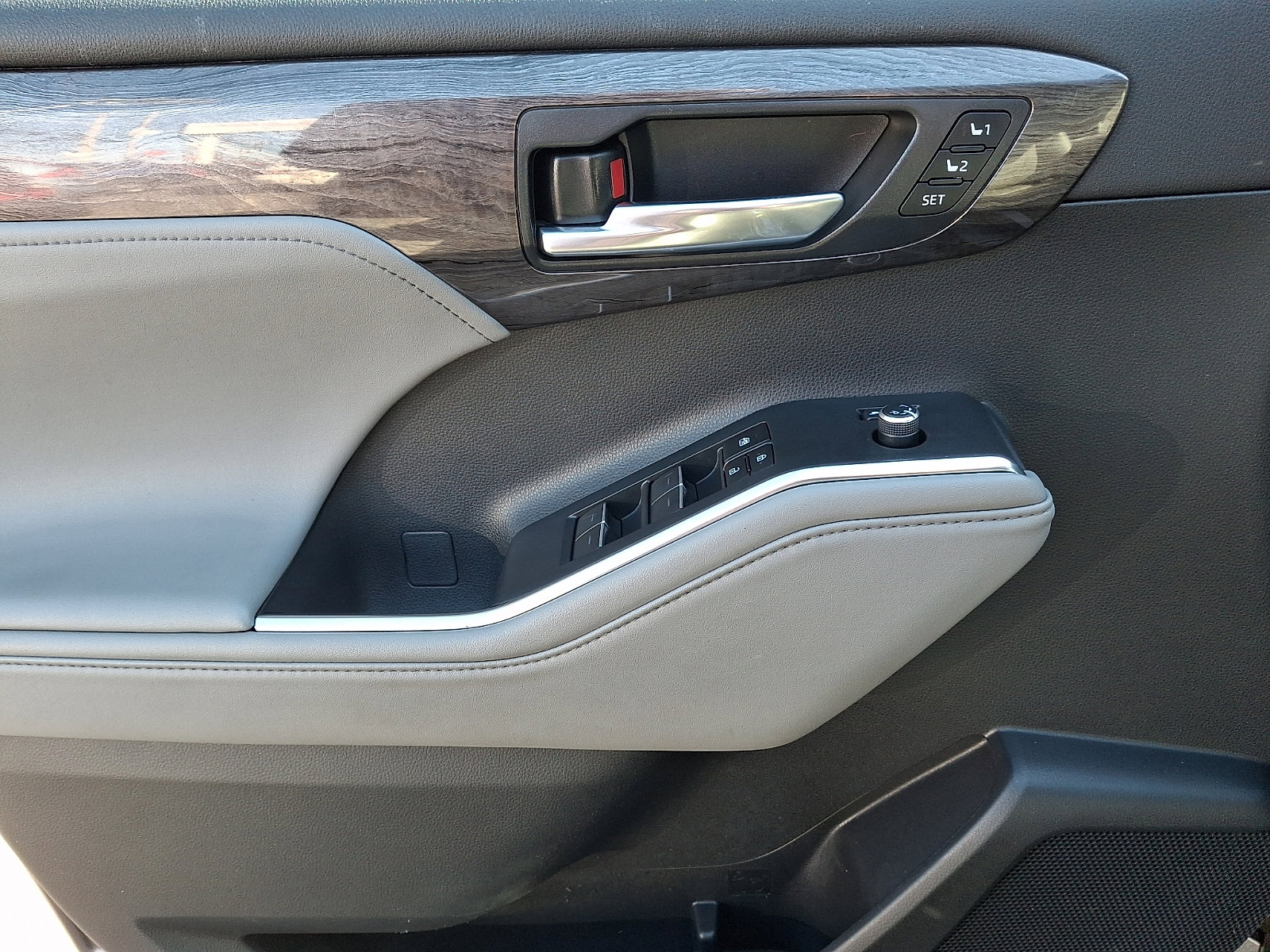Used 2023 Toyota Highlander Limited image 11