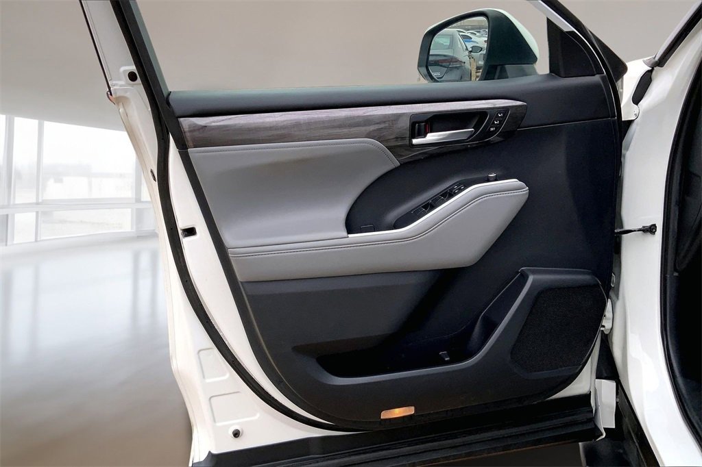 Used 2021 Toyota Highlander Limited image 23