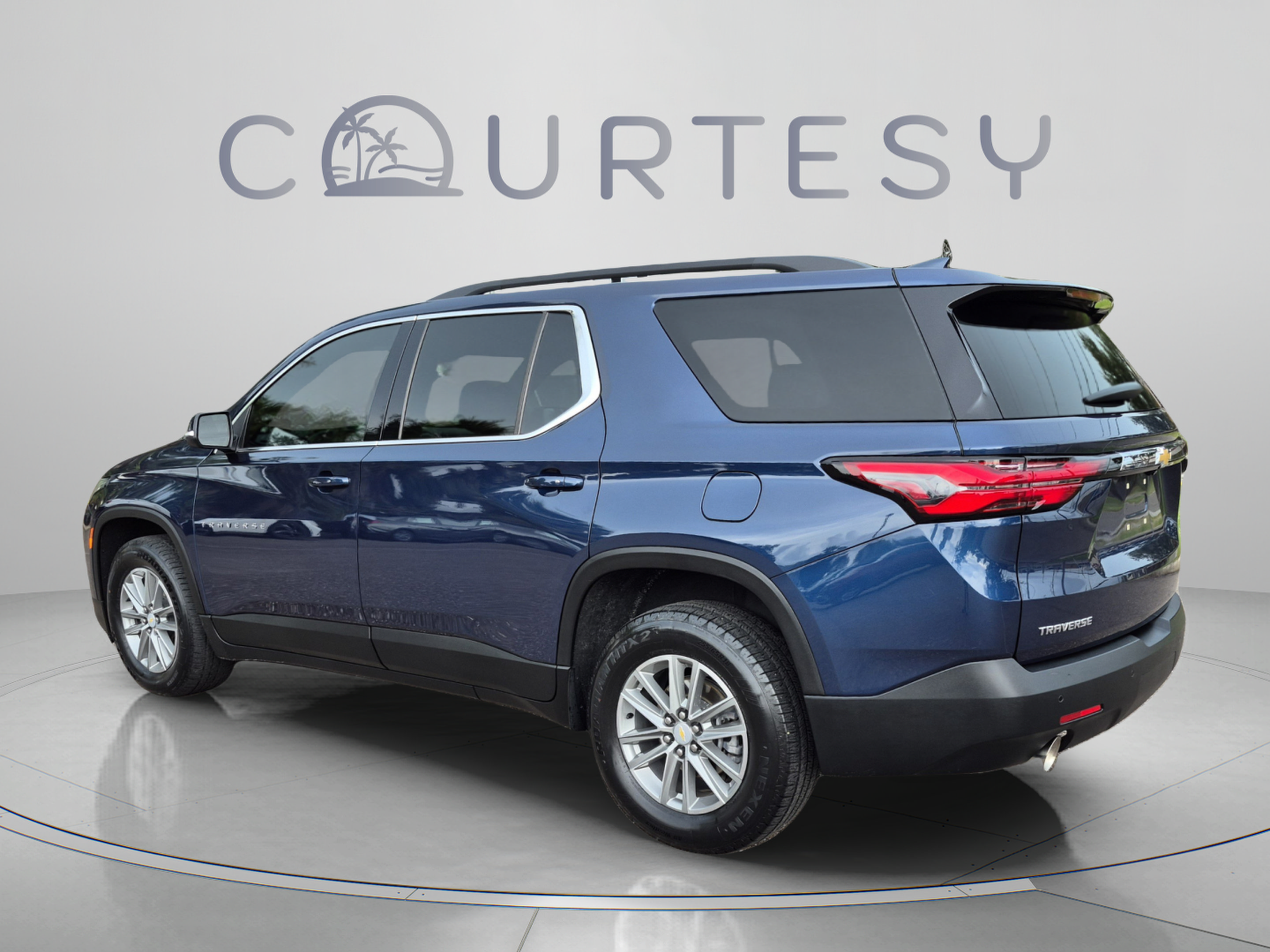 Used 2023 Chevrolet Traverse LT FWD image 3