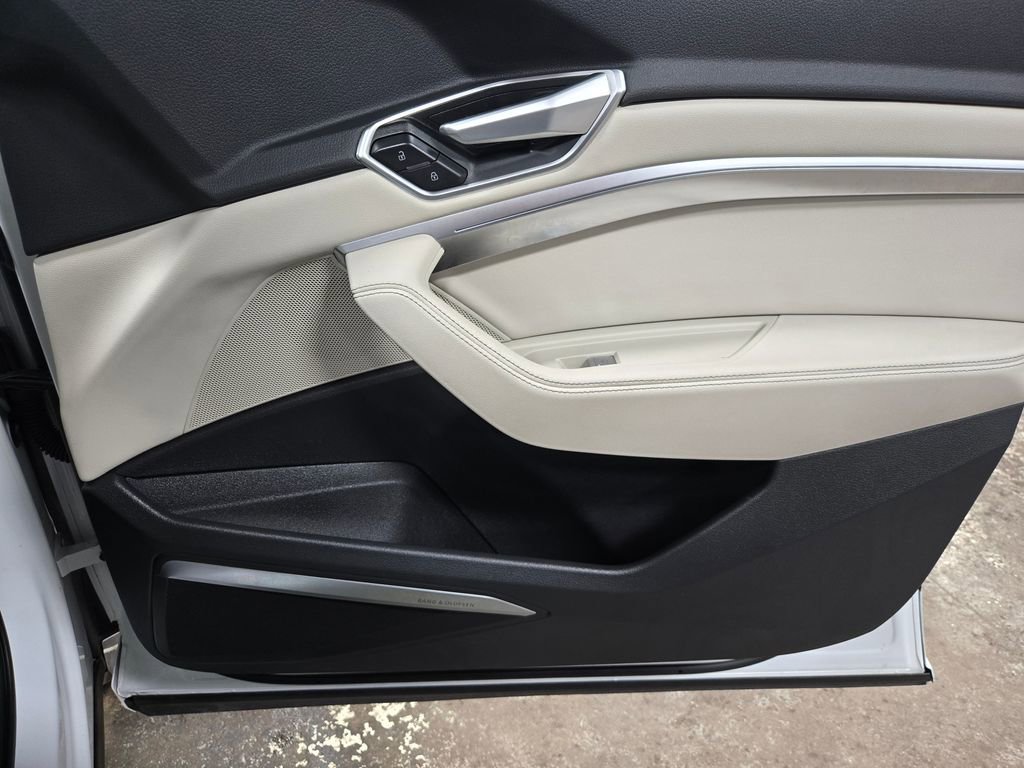 Used 2022 Audi e-tron Premium Plus w/ Premium Plus Package image 55