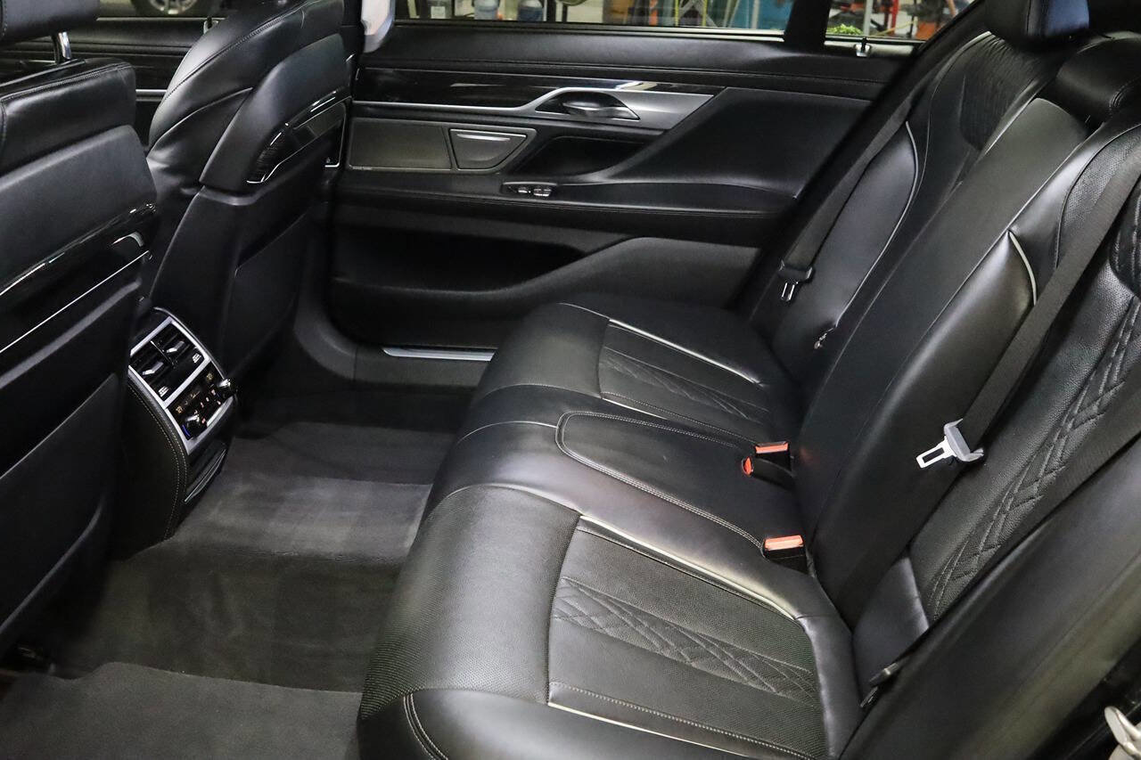 Used 2019 BMW 750i xDrive image 28