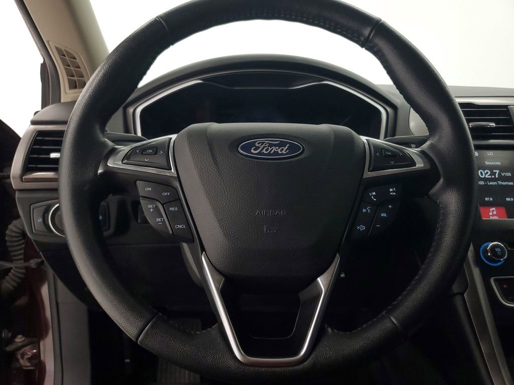 Used 2018 Ford Fusion SE w/ Fusion SE Technology Package FWD image 12