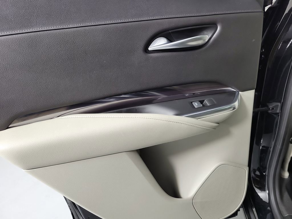 Used 2021 Cadillac XT4 Luxury w/ Cold Weather Package FWD image 13