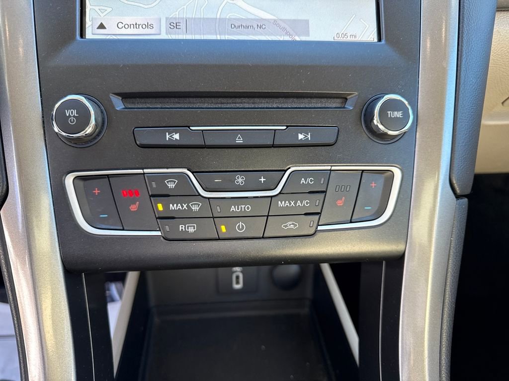Used 2017 Ford Fusion SE w/ Fusion SE Technology Package image 18