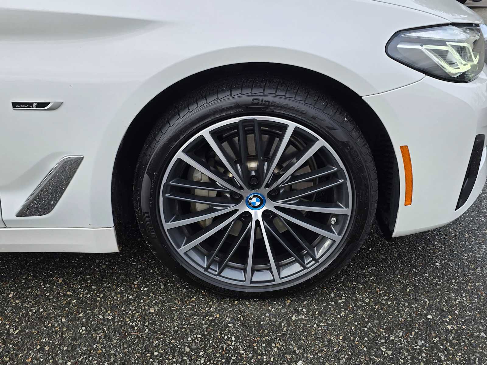 Used 2023 BMW 530e xDrive w/ Premium Package image 9