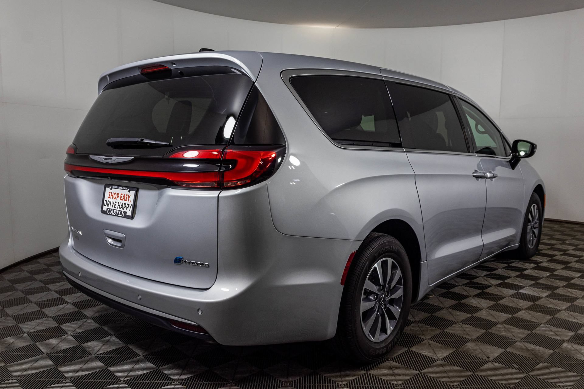 Used 2024 Chrysler Pacifica Limited FWD image 16
