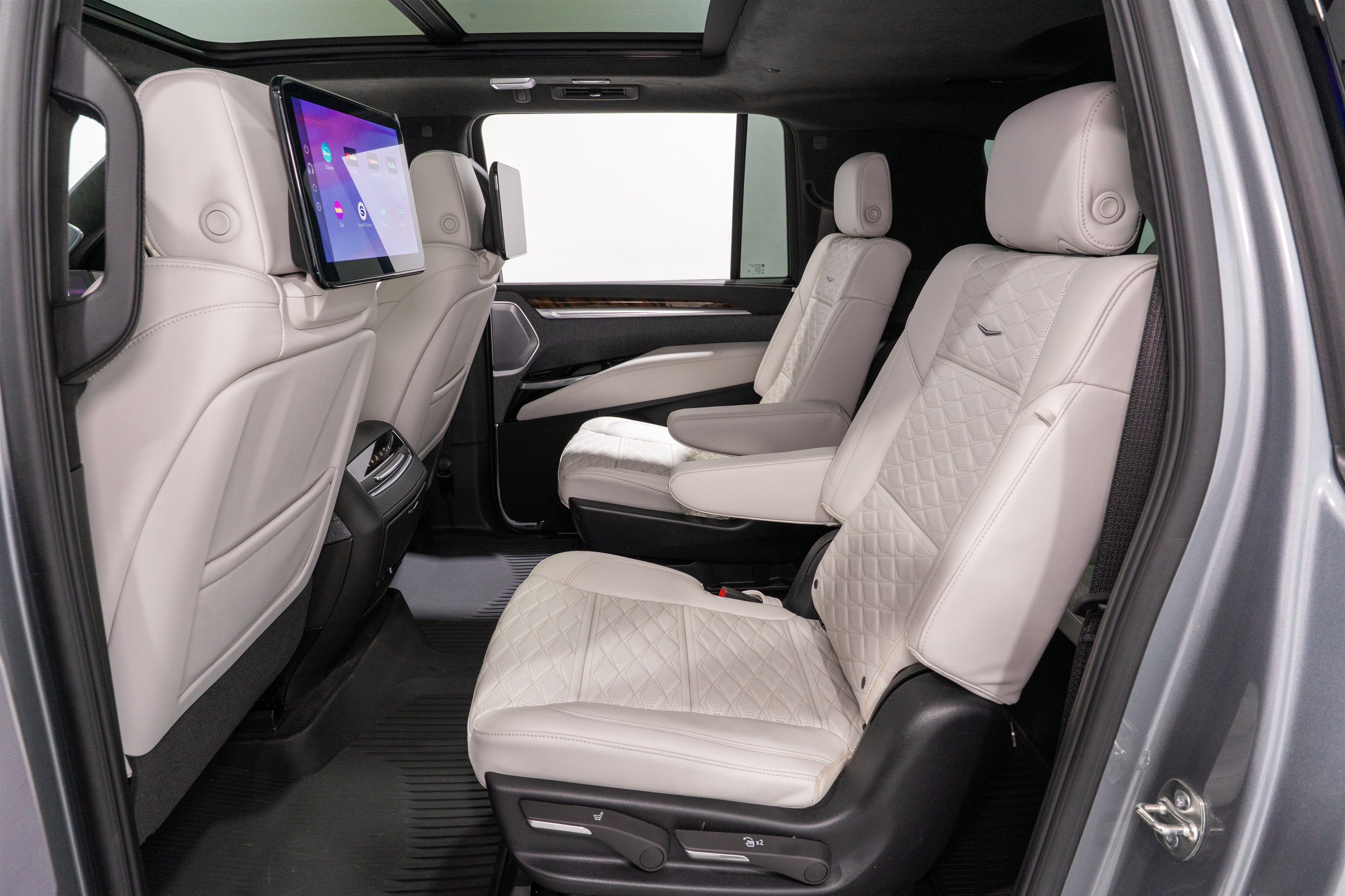 Used 2026 Cadillac Escalade ESV Platinum Sport w/ LPO, ONYX Package AWD/4WD image 37