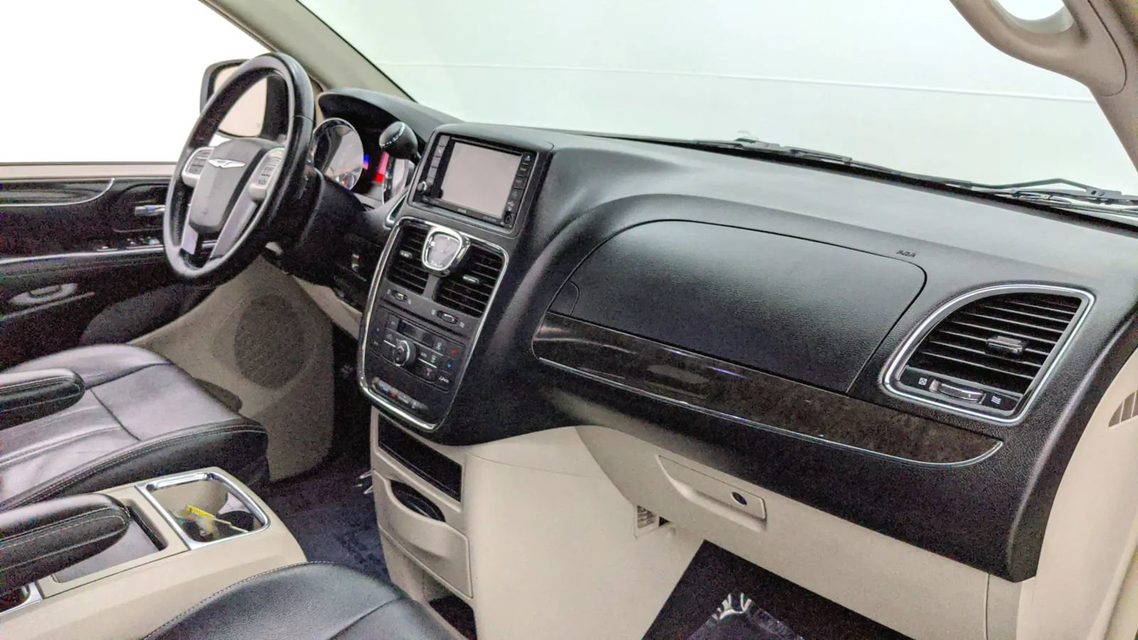 Used 2014 Chrysler Town & Country Touring image 26