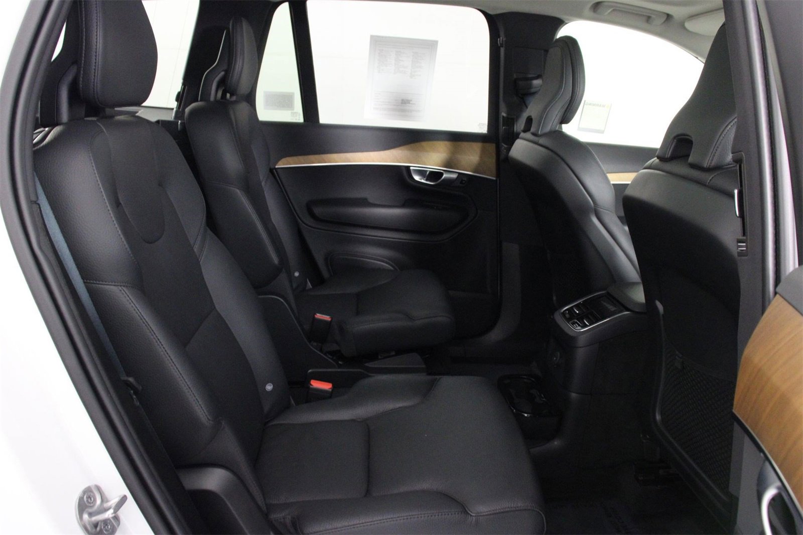 Certified 2024 Volvo XC90 T8 Plus w/ Protection Package Premier image 30