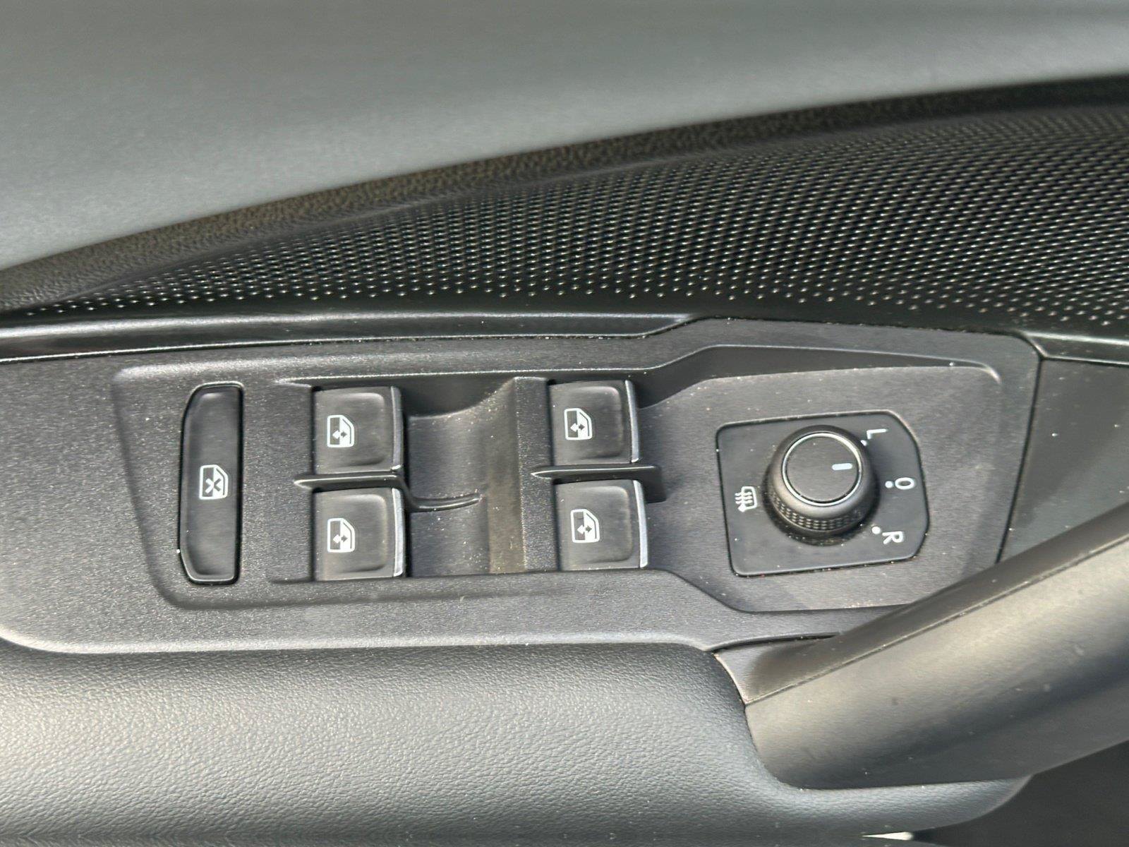 Used 2025 Volkswagen Tiguan SE R-Line AWD/4WD image 17