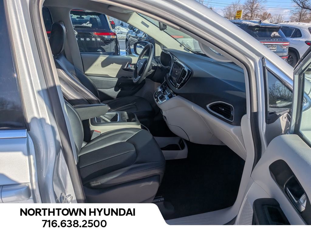 Used 2024 Chrysler Pacifica Touring-L image 41