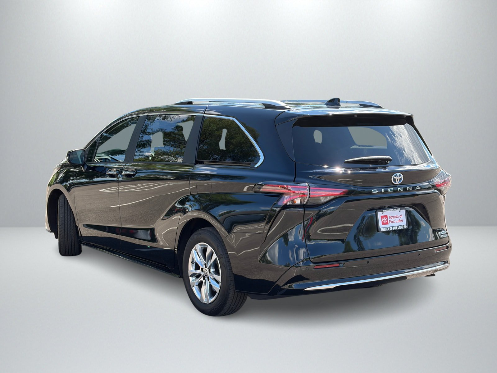 Used 2023 Toyota Sienna Limited FWD image 3