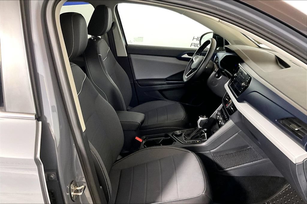 Used 2024 Volkswagen Taos SE w/ Panoramic Sunroof Package AWD/4WD image 6