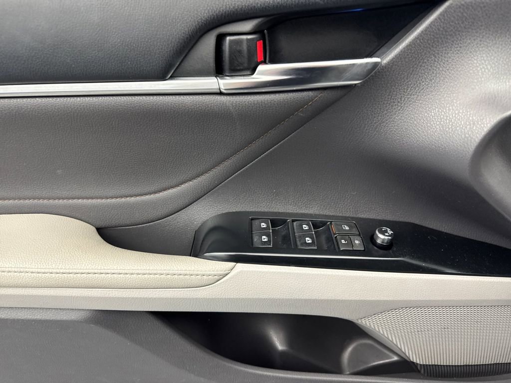 Used 2018 Toyota Camry XLE image 10