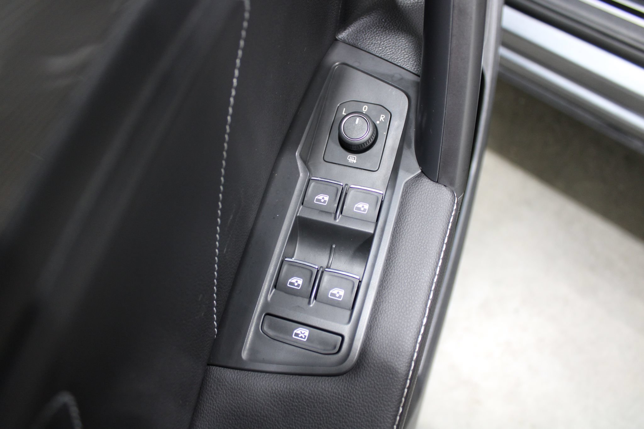 Used 2024 Volkswagen Tiguan SE R-Line AWD/4WD image 44