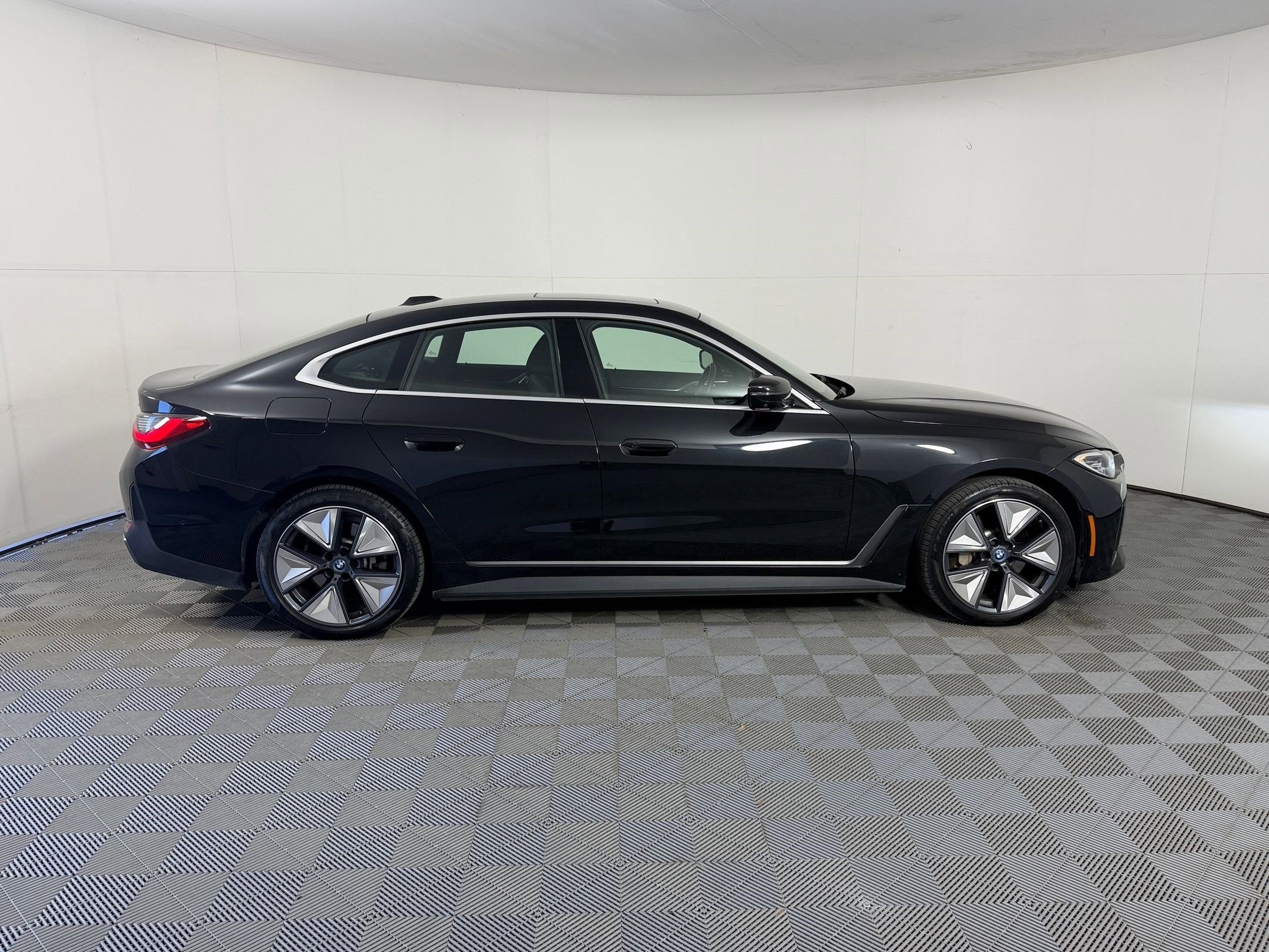 Used 2024 BMW i4 eDrive35 w/ Premium Package RWD image 8