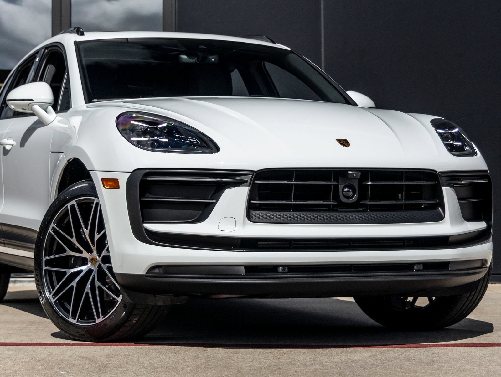 Certified 2026 Porsche Macan AWD/4WD image 9