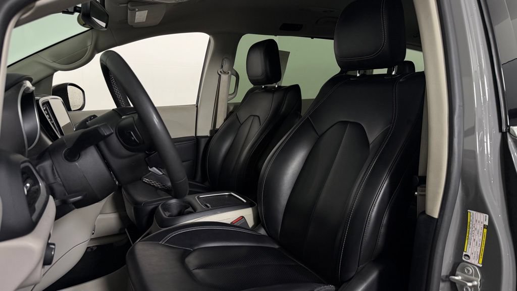 Used 2023 Chrysler Pacifica Touring-L FWD image 16